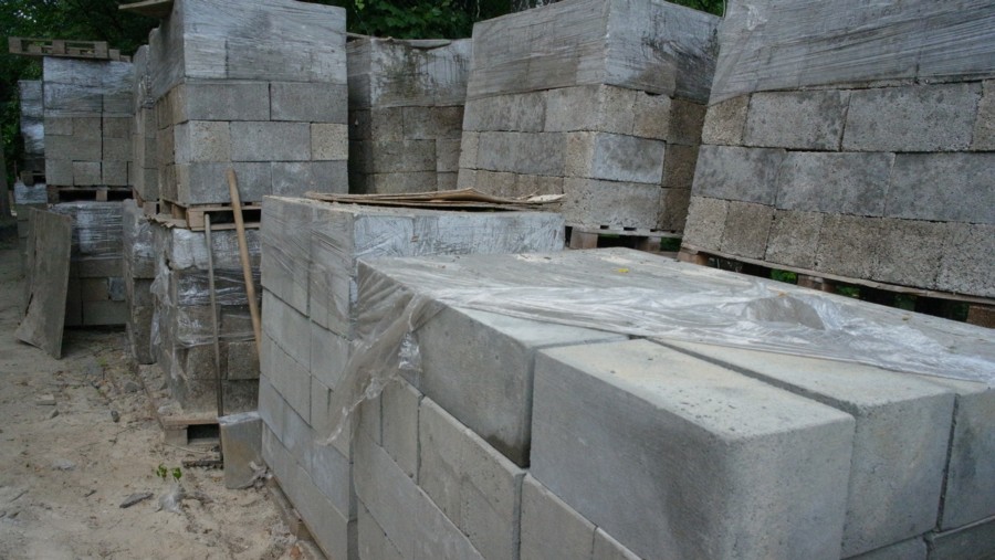 на переднем плане бетонные локи, далее опилко бетонные блоки из цемента, песка и стружки