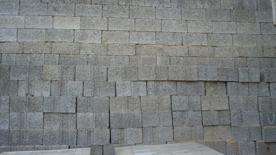 стена из арболитовых блоков и просто блоки сложеные у стены